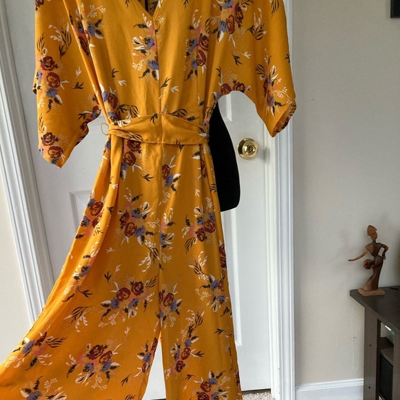 Women’s size medium, gold floral, zip back/ button closure jumpsuit - Picture 6 of 7